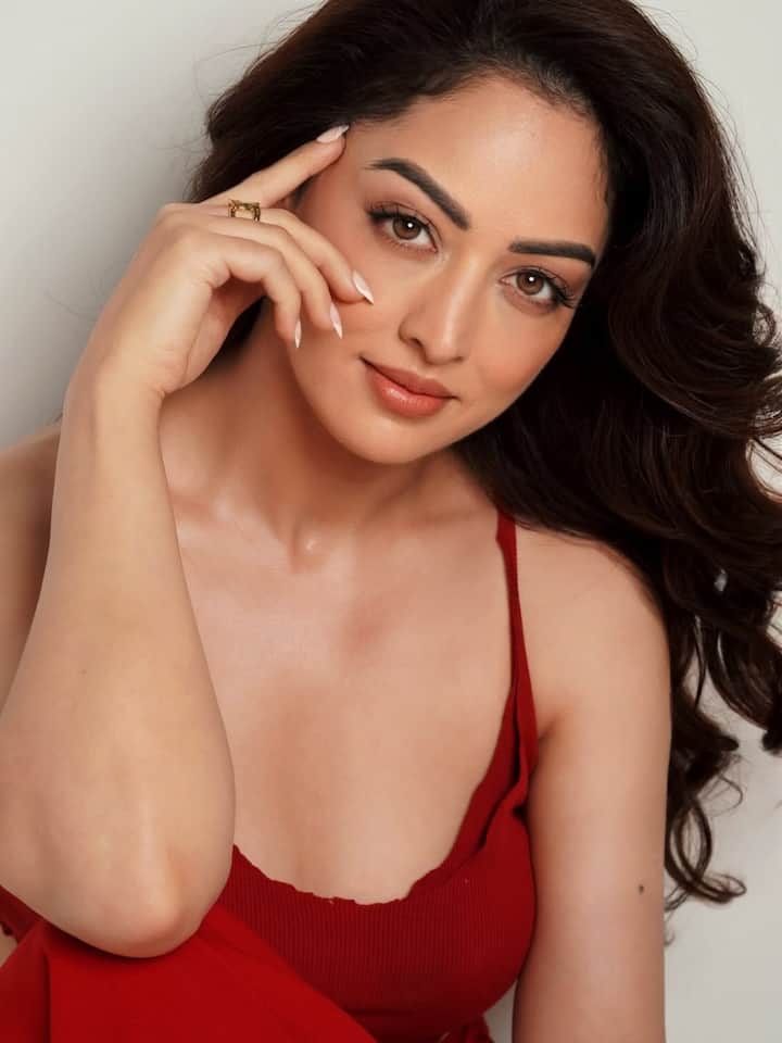 2010માં, ધરે રાજશ્રી પ્રોડક્શનની હિન્દી ફિલ્મ ઈસી લાઈફ મે અભિનેતા અક્ષય ઓબેરોયની સામે સિનેમામાં પ્રવેશ કર્યો હતો. સ્ટાર સ્ક્રીન, ફિલ્મફેર અને સ્ટારડસ્ટ એવોર્ડ્સમાં અભિનેત્રી શ્રેષ્ઠ નવોદિત નોમિનેશન મેળવીને તેણીના અભિનયની ખૂબ પ્રશંસા કરવામાં આવી હતી.