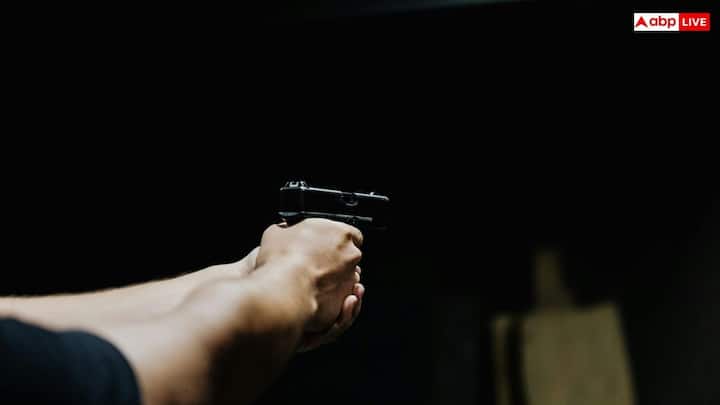 हर कोई लाइसेंस के लिए पात्र नहीं होता. आवेदक की आयु कम से कम 21 साल की होनी चाहिए, उसका कोई गंभीर आपराधिक इतिहास नहीं होना चाहिए और उससे सार्वजनिक सुरक्षा को कोई खतरा नहीं होना चाहिए.