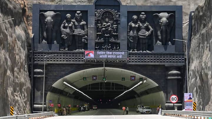 मुंबई आणि पुणे या दोन शहरांमधील अंतर कमी करणाऱ्या आणि प्रवासाचा वेग वाढवणाऱ्या बहुप्रतिक्षीत 'मिसिंग लिंक' प्रकल्पाचे काल दिमाखात लोकार्पण झाले.