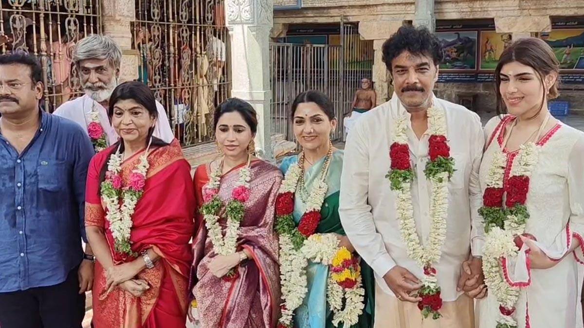 பழனி தண்டாயுதபாணி கோவிலில் சுந்தர் சி குடும்பத்துடன் தரிசனம். தேர்தல் வெற்றி குறித்து நம்பிக்கை!