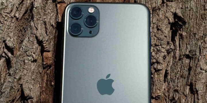 गर्मी के मौसम में iPhone को सुरक्षित रखने के लिए आपको कुछ छोटी-छोटी बातों का ध्यान रखना जरूरी है. सबसे पहले, कोशिश करें कि फोन को ज्यादा देर तक धूप में न रखें. अगर आप बाहर हैं तो उसे जेब या बैग में रखें. चार्जिंग के समय वायरलेस चार्जर का कम इस्तेमाल करें क्योंकि इससे ज्यादा गर्मी पैदा होती है. इसके बजाय सामान्य केबल से चार्ज करना बेहतर रहता है. साथ ही, फोन को ठंडी जगह या AC वाले कमरे में चार्ज करें.