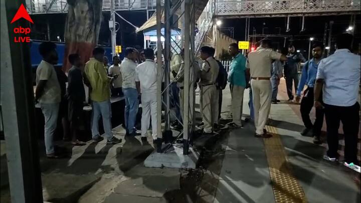 যুবক ছুটে যাওয়ার সময় ট্রেনের উপরে থাকা ইলেকট্রিক তারের সংস্পর্শে আসলে বিকট শব্দ হওয়ার পরই ওই যুবক ছিটকে ইঞ্জিনের উপরে পড়ে যান। খবর পেয়ে ছুটে আসেন রেল পুলিশের আধিকারিকরা ও রেলের কর্মীরা। ঘটনার জেরে বেশ কিছুক্ষণের জন্য হাওড়া থেকে দিল্লিগামী ট্রেন লাইনে ট্রেন চলাচল বন্ধ হয়ে পড়ে। এরপর রেল কর্মীরা গুরুতর আহত অবস্থায় ওই যুবককে ট্রেনের ইঞ্জিনের সামনে থেকে নামিয়ে তাকে হাসপাতালে পাঠায়।