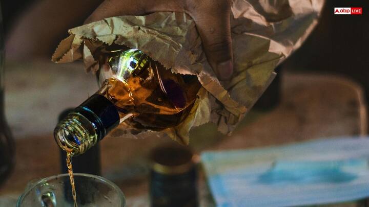 शराब खरीदने के लिए सीआईएसएफ कर्मियों को एक लिकर स्मार्ट कार्ड का इस्तेमाल करना जरूरी है. यह केंद्रीयकृत शराब प्रबंधन प्रणाली एप्लीकेशन से जुड़ा होता है. यह डिजिटल प्रणाली उन्हें भारत भर में किसी भी अधिकृत अर्धसैनिक कैंटीन से अपना कोटा खरीदने की सुविधा देती है.