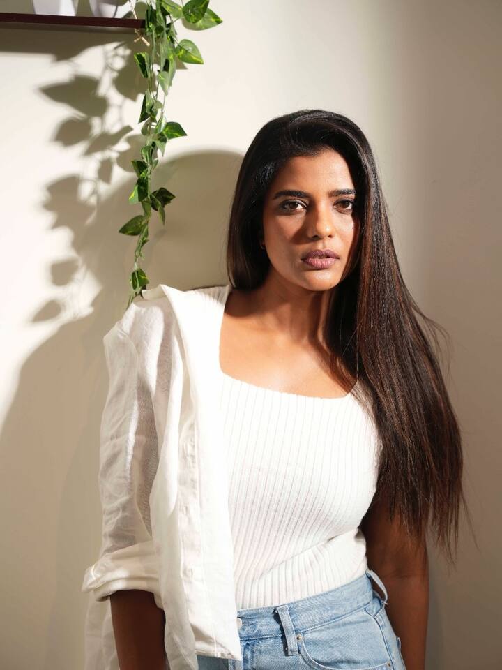 ప్రస్తుతం మాల్స్ ఓపెనింగ్, సోషల్ మీడియాలో ఫొటోషూట్స్ తో బిజీగా ఉంది ఐశ్వర్య. లేటెస్ట్ గా ఆమె షేర్ చేసిన పిక్స్ స్టైలిష్ గా ఉన్నాయంటూ కామెంట్స్ పెడుతున్నారు నెటిజన్లు