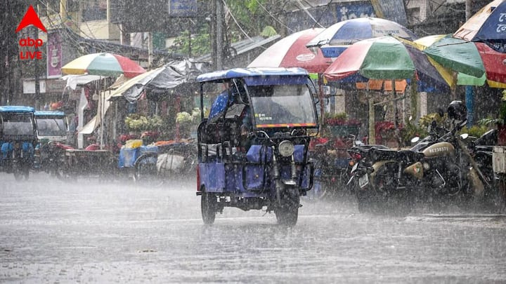 আবহাওয়া দফতরের পূর্বাভাস আগামী কয়েকদিন বজ্রবিদ্যুৎ-সহ ঝড়বৃষ্টি (Thunderstorm Alert), দমকা হাওয়া এবং ভারী বৃষ্টি (Heavy Rainfall) পূর্বাভাস জারি করা হয়েছে।