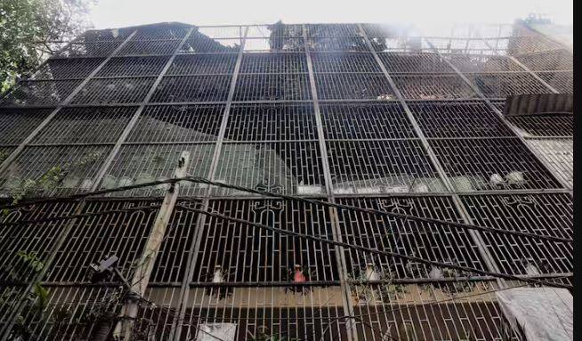 Delhi  AC Blast :  ਪੂਰਬੀ ਦਿੱਲੀ ਦੇ ਵਿਵੇਕ ਵਿਹਾਰ ਵਿੱਚ ਇੱਕ ਰਿਹਾਇਸ਼ੀ ਇਮਾਰਤ ਵਿੱਚ ਐਤਵਾਰ ਸਵੇਰੇ ਲੱਗੀ ਅੱਗ ਵਿੱਚ ਇੱਕ ਬੱਚੇ ਸਮੇਤ ਦੋ ਪਰਿਵਾਰਾਂ ਦੇ ਘੱਟੋ-ਘੱਟ ਨੌਂ ਲੋਕਾਂ ਦੀ ਮੌਤ ਹੋ ਗਈ।