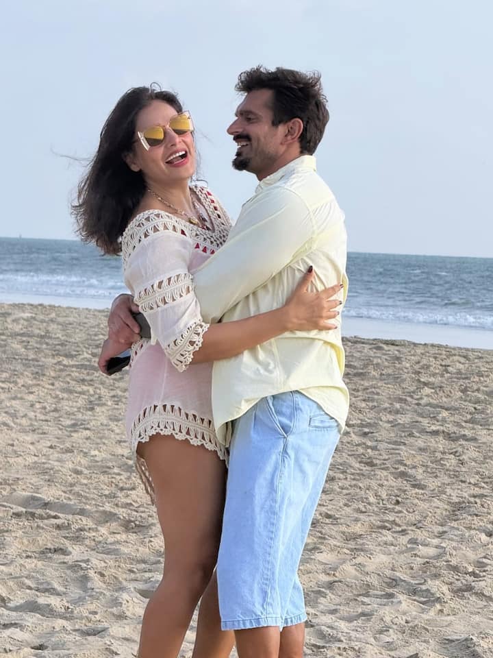 शेयर की गई तस्वीरों में एक्ट्रेस समंदर किनारे करण सिंह ग्रोवर संग रोमांटिक होती हुई भी नजर आई. फैंस इस फोटो को खूब पसंद कर रहे हैं.
