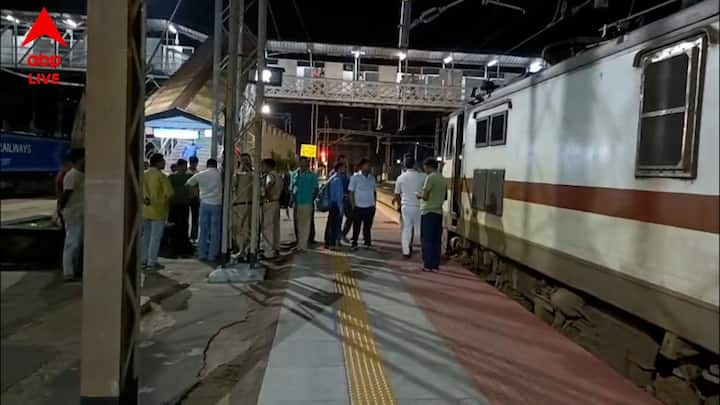 ১০টা ১৬ মিনিট নাগাদ বিভূতি এক্সপ্রেস-কে গন্তব্যের উদ্দেশ্যে পাঠানো হয়। ট্রেনের যাত্রীরা জানিয়েছেন, হাওড়া স্টেশন থেকেই ওই যুবক ট্রেনের সামনে বিশেষ চাহিদা সম্পন্ন যাত্রীদের বগিতে উঠে যাত্রা করছিলেন। বর্ধমান স্টেশন পার করার পর গলসি স্টেশনের কাছে গেটের সামনে চলে যান। পানাগড় স্টেশন ঢোকার মুখে চলন্ত ট্রেনের জানালার রড ধরে বগির উপর উঠে যান।