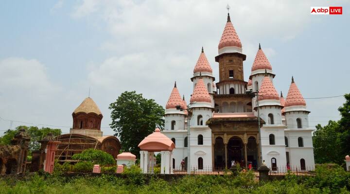 हैंगेश्वरी मंदिर- पंश्चिम बंगाल का यह मंदिर देवी हैंगेश्वरी को समर्पित. मंदिर में स्थानीय लोग और पर्यटकों की भीड़ रहती है. हैंगेश्वरी मंदिर का निर्माण राजा नृसिंह देव रॉय महाशय ने शुरू करवाया था, जिसे बाद में रानी शंकरी ने 1814 में पूरा करवाया. यह मंदिर अपनी अनूठी संरचना के लिए प्रसिद्ध है.