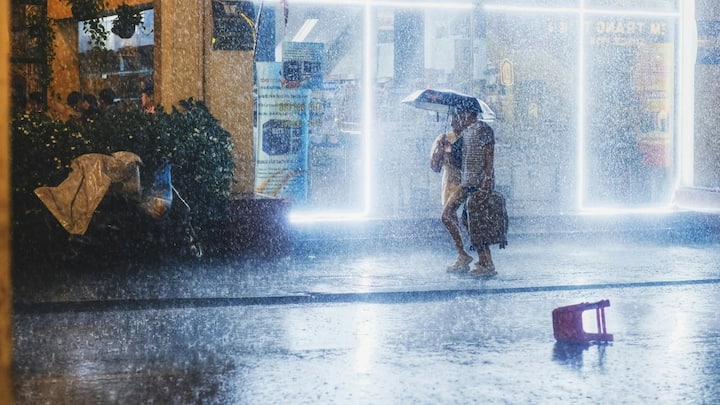 मौसम विज्ञान में इस प्रकार होने वाली बारिश को 'संवहनीय वर्षा' यानी कन्वेक्शनल रेनफॉल कहा जाता है. यह बारिश केवल भूमध्य रेखा के आस-पास के क्षेत्रों, जैसे अफ्रीका के कांगो बेसिन, दक्षिण अमेरिका के अमेजन वर्षावनों और दक्षिण-पूर्व एशिया के कुछ द्वीपों में ही नियमित रूप से देखी जाती है.