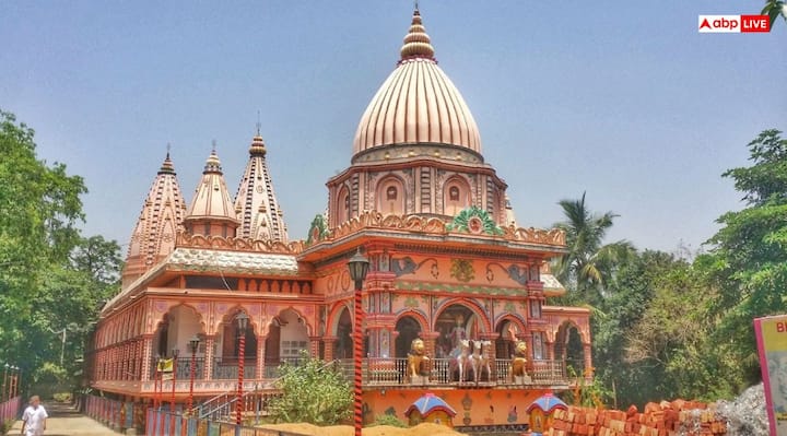 तारापीठ मंदिर- पश्चिम बंगाल के बीरभूम जिले में रामपुरहाट के पास देवी तारा को समर्पित तारापीठ मंदिर. यह मंदिर साधक बामखेपा के लिए प्रसिद्ध है. मान्यता है कि, साधक बामखेपा ने अपना पूरा जीवन मां तारा की आराधना में समर्पित कर दिया.
