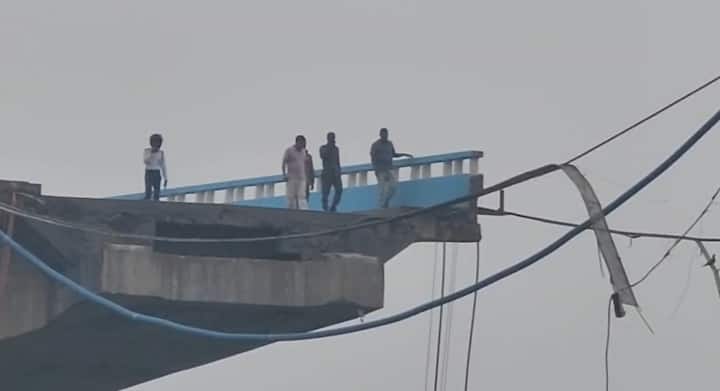 बिहार में एक और पुल हादसे राज्य के विकास की पोल खोल दी है. भागलपुर से नवगछिया को जोड़ने वाली विक्रमशिला सेतु के पिलर नंबर 133 का एक स्लैब गंगा में समा गया.
