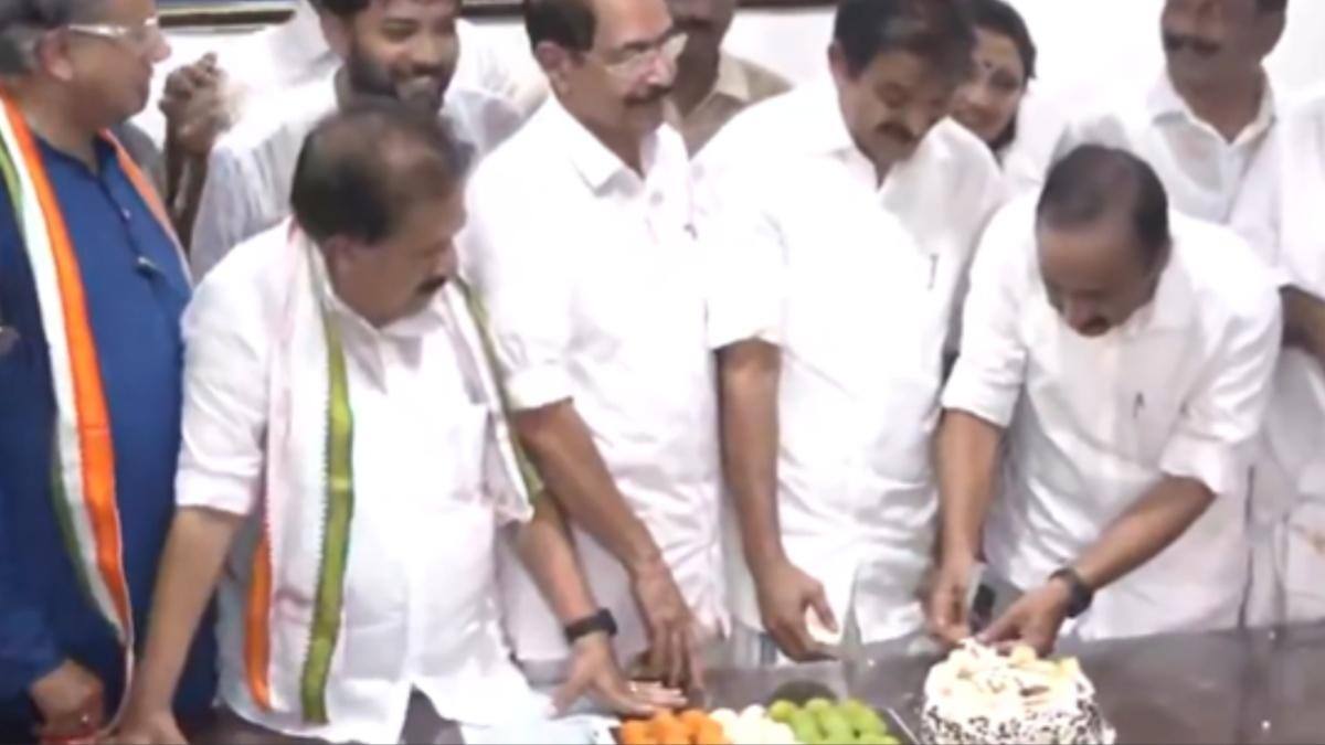 Celebrations Begin At Congress HQ In Keralam After UDF Crosses Majority; Will Shashi Tharoor Become CM?