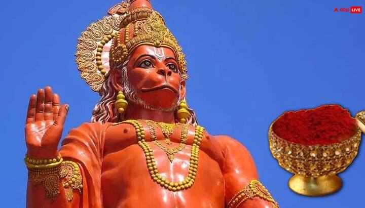 हनुमान को चोला चढ़ाते समय ध्यान रखें कि बाबा को पैरों से सिर की ओर चोला चढ़ाएं, यदि प्रतिमा पर पहले से चोला है, तो उसे सम्मानपूर्वक हटाकर जल में प्रवाहित कर दें.
