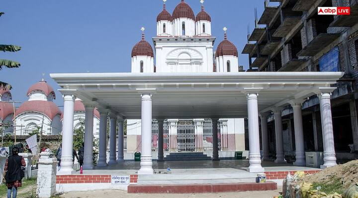 कृपामयी काली मंदिर- पश्चिम बंगाल के बारानगर में स्थित कृपामयी काली मंदिर को जॉय मित्र कालीबाड़ी भी कहा जाता है. यह हुगली नदी के पूर्वी तट पर स्थित प्रसिद्ध मंदिर है. इस मंदिर में काली देवी के रूप देवी कृपामयी की पूजा होती है. बताया जाता है कि, मंदिर का निर्माण 1848 में जमींदार जयराम द्वारा करवाया गया था.