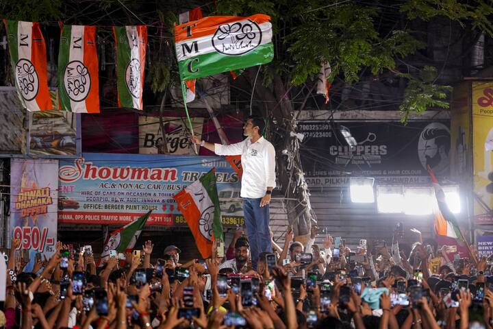 তৃণমূলকে বদলা নিতে দিল না পশ্চিমবঙ্গের ভোটাররা।  বরং EVM-এ পছন্দের বোতামটা টিপে, তৃণমূলের সরকারটাই বদলে দিলেন তাঁরা।  বলা ভাল টেনে ক্ষমতা থেকে নামিয়ে দিলেন।