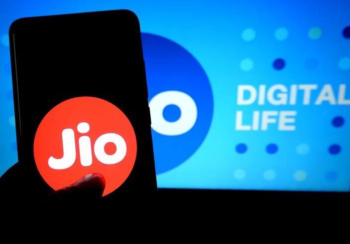 Jio તેના યુઝરને એક ફીચર આપે છે જે તમને તમારા પૈસા પાછા લેવાની સુવિધા આપે છે જો તમે MyJio દ્વારા પોતાનું અથવા પરિવારના સભ્યના ફોન નંબર પર રિચાર્જ કરો છો અને ભૂલથી ખોટા નંબર પર રિચાર્જ કરો છો. તમે કેટલાક કલાકોમાં અરજી કરીને પોતાના પૈસા પરત મેળવી શકો છો. આ ફીચર ફક્ત ત્યારે જ કાર્ય કરે છે જો તમારું ટ્રાન્જેક્શન MyJio એપ્લિકેશન મારફતે કરવામાં આવ્યું હોય. જો તમે અન્ય કોઈ પેમેન્ટ કે રિચાર્જ એપ્લિકેશનનો ઉપયોગ કરીને રિચાર્જ કર્યું હોય તો આ ફીચર કાર્ય કરતું નથી. અરજી કરવા પર પૈસા તમારા સોર્સ પેમેન્ટમાં પરત કરી શકે છે.