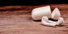 सफेद ही क्यों होते हैं Apple के ईयरबड्स? डिजाइन के पीछे छिपा ऐसा सीक्रेट, जो नहीं जानते 99% लोग