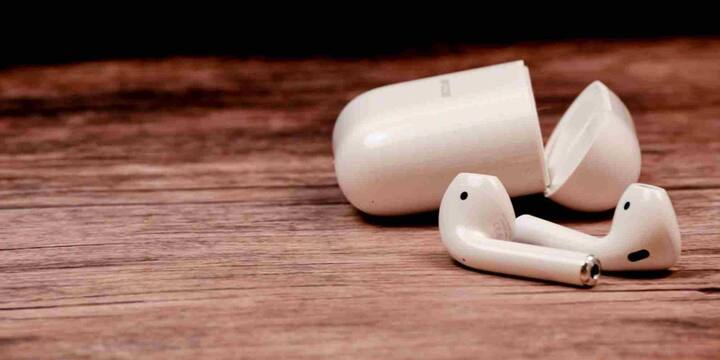 इस सफेद रंग की शुरुआत आज की नहीं है. जब Apple ने अपना पहला म्यूजिक डिवाइस iPod लॉन्च किया था तब उसके साथ भी सफेद ईयरफोन दिए गए थे. उस समय यह एक बड़ा बदलाव था क्योंकि बाजार में लगभग सभी ईयरफोन काले रंग के ही होते थे. धीरे-धीरे यह डिजाइन लोगों को पसंद आने लगा और यह Apple की सिग्नेचर स्टाइल बन गया.