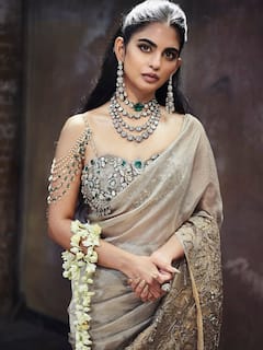 Isha Ambani: सोन्याच्या धाग्यांनी विणलेली साडी,  आईच्या ज्वेलरीनं बनलेलं डायमंड ब्लाऊज अन् हातात आंब्याची पर्स, अंबानींच्या लेकीनं मेट गालाचं रेड कार्पेट गाजवलं