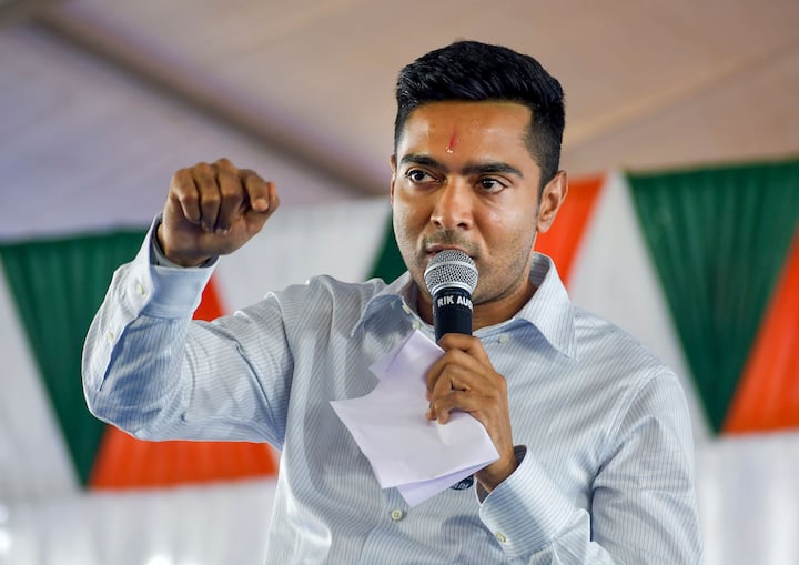 'এবার আমি নিজে দায়িত্বে থাকব। ৪ তারিখ ১২টার পরে কোন জল্লাদের কত ক্ষমতা আর কার দিল্লির বাবা কাকে বাঁচাতে আসে, আমি ৪ তারিখ দেখব।' - হুঙ্কার ছেড়েছিলেন অভিষেক।
