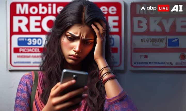 Wrong recharge refund: શું તમારી સાથે ક્યારેય એવું બન્યું છે કે તમે ઉતાવળમાં પોતાનું અથવા પરિવારના સભ્યનું એકાઉન્ટ રિચાર્જ કર્યું હોય પરંતુ તમારો ફોન ચેક કરવા પર તમને ખ્યાલ આવ્યો કે રિચાર્જ થયું નથી? આવી સ્થિતિમાં જ્યારે તમે તમારું ટ્રાન્ઝેક્શન ચેક કરો છો ત્યારે તમને ખબર પડી કે તમે ખોટો મોબાઇલ નંબર દાખલ કર્યો છે અને રિચાર્જ બીજા નંબર પર કરવામાં આવ્યો છે. આનાથી તમને એવું લાગી શકે છે કે તમે તમારા પૈસા બગાડ્યા છે પરંતુ તમને કોઈ ફીચર અથવા યુક્તિ વિશે ખબર નહીં હોય જે તમને તમારા પૈસા પાછા લઈ આપે છે.