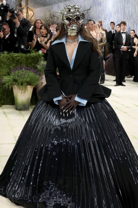 1700 करोड़ की मालकिन अनन्या बिड़ला की Met Gala में धमाकेदार एंट्री, सिल्वर आर्मर चर्चा में