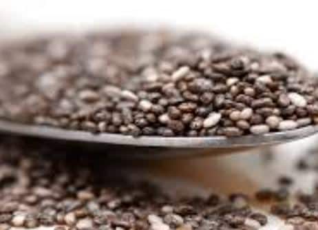 Health Tips : ਅੱਜ ਕੱਲ੍ਹ ਖਾਣ-ਪੀਣ ਦੀਆਂ ਗਲਤ ਆਦਤਾਂ ਕਾਰਨ ਸਿਹਤ ਸੰਬੰਧੀ ਬਹੁਤ ਸਾਰੀਆਂ ਸਮੱਸਿਆਵਾਂ ਬਹੁਤ ਆਮ ਹੋ ਗਈਆਂ ਹਨ। ਅਜਿਹੀ ਸਥਿਤੀ ਵਿੱਚ ਆਪਣੀ ਡਾਈਟ ਦਾ ਖਾਸ ਧਿਆਨ ਰੱਖਣਾ ਚਾਹੀਦਾ ਹੈ ਅਜਿਹੀ ਸਥਿਤੀ ਵਿੱਚ ਚੀਆ ਸੀਡ ਇੱਕ ਅਜਿਹਾ ਸੁਪਰਫੂਡ ਹੈ, ਜੋ ਦੇਖਣ ਵਿੱਚ ਛੋਟਾ ਹੋ ਸਕਦਾ ਹੈ ਪਰ ਸਰੀਰ ਵਿੱਚ ਵੱਡੇ ਬਦਲਾਅ ਲਿਆ ਸਕਦਾ ਹੈ। ਮਾਹਿਰਾਂ ਦੇ ਅਨੁਸਾਰ ਜੇਕਰ ਇਨ੍ਹਾਂ ਬੀਜਾਂ ਦਾ ਸੇਵਨ ਇੱਕ ਮਹੀਨੇ ਤੱਕ ਕੀਤਾ ਜਾਵੇ, ਤਾਂ ਬਹੁਤ ਸਾਰੇ ਸਿਹਤ ਲਾਭ ਹੁੰਦੇ ਹਨ।