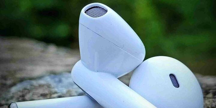 Apple के सफेद ईयरबड्स सिर्फ एक एक्सेसरी नहीं बल्कि एक मार्केटिंग टूल भी हैं. जब लोग इन्हें पहनकर बाहर निकलते हैं तो यह अपने आप कंपनी के लिए विज्ञापन का काम करते हैं. सोशल मीडिया, फिल्मों और पब्लिक प्लेसेस में ये आसानी से नजर आ जाते हैं जिससे ब्रांड की लोकप्रियता और बढ़ती है.