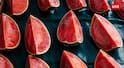 Watermelon Health Tips: क्या आप भी गलत तरीके से खा रहे तरबूज? रात में भूलकर भी न करें ये काम, जानें इसे खाने का सही समय
