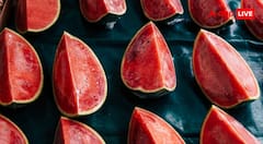 Watermelon Health Tips: क्या आप भी गलत तरीके से खा रहे तरबूज? रात में भूलकर भी न करें ये काम, जानें इसे खाने का सही समय