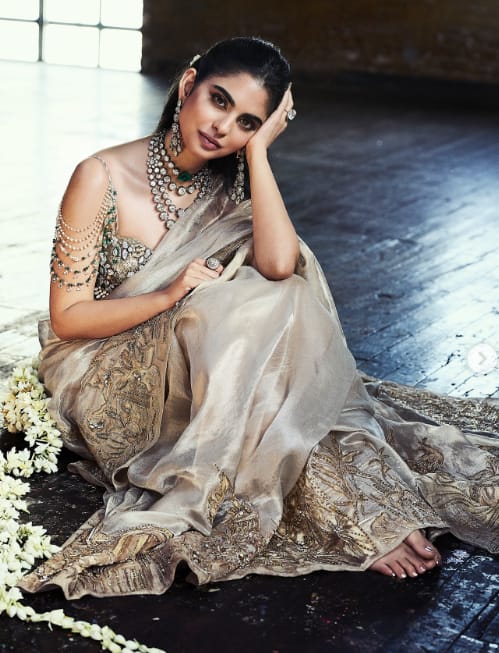 Met Gala 2026: सोने के धागों वाली साड़ी, मां की जूलरी से बना डायमंड ब्लाउज और मैंगो पर्स, मेट गाला में अपने लुक से छाईं ईशा अंबानी