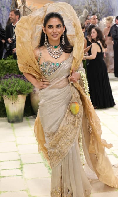 Met Gala 2026: सोने के धागों वाली साड़ी, मां की जूलरी से बना डायमंड ब्लाउज और मैंगो पर्स, मेट गाला में अपने लुक से छाईं ईशा अंबानी