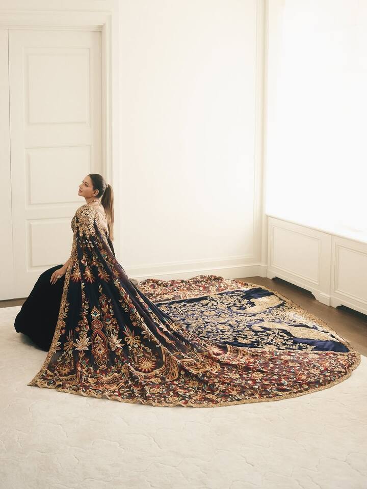 Sudha Reddy Met Gala 2026 outfit: फॅशनच्या दुनियेतील सर्वात चर्चेत राहणारा इव्हेंट म्हणजेच मेट गाला 2026 सुरू झाला आहे.  या इव्हेंटचं आयोजन 5 मे रोजी न्यूयॉर्कच्या मेट्रोपॉलिटन म्यूझियम ऑफ आर्टमध्ये करण्यात आलं. या वर्षी करण जोहरने मेट गालामध्ये डेब्यू केला. त्यानं मनीष मल्होत्राने डिझाइन केलेला लेहेंगा घातला होता.