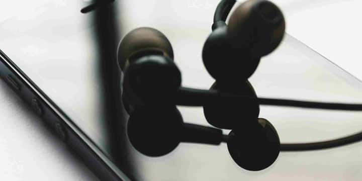 लेटेस्ट ब्लूटूथ वर्जन (जैसे Bluetooth 5.2 या उससे ऊपर) वाले ईयरबड्स ज्यादा स्टेबल कनेक्शन देते हैं और बैटरी भी कम खर्च करते हैं. साथ ही, कम लेटेंसी वाले ईयरबड्स गेमिंग के लिए बेहतर होते हैं. अगर आप कॉलिंग के लिए ईयरबड्स इस्तेमाल करते हैं तो अच्छी माइक्रोफोन क्वालिटी जरूरी है. नॉइज रिडक्शन वाला माइक आपकी आवाज को साफ रखता है, खासकर शोर वाली जगहों पर.