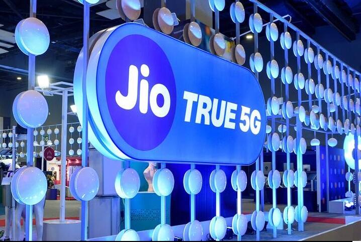 ખોટા રિચાર્જ માટે રિફંડ મેળવવા માટે પહેલા MyJio એપ ઓપન કરો અને તેમાં રિચાર્જ ટ્રાન્ઝેક્શન હિસ્ટ્રી પર જાવ. હવે તમે જે ટ્રાન્જેક્શનમાં ભૂલ કરી છે તેના માટે ટ્રાન્જેક્શન વિગતો ખોલો. તેમાં નીચેની તરફ તમને 3 કલાક માટે 
