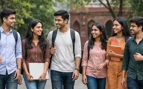 બિઝનેસ અને મેનેજમેન્ટમાં BBA, ડિજિટલ માર્કેટિંગ અને બ્રાન્ડિંગ જેવા અભ્યાસક્રમો વિદ્યાર્થીઓને કોર્પોરેટ નોકરીઓ, સ્ટાર્ટઅપ્સ અને ઉદ્યોગસાહસિકતા માટે તૈયાર કરે છે. મીડિયા અને ક્રિએટીવ ફિલ્ડમાં એનિમેશન, VFX, ગેમિંગ અને પત્રકારત્વ જેવા અભ્યાસક્રમો OTT પ્લેટફોર્મ અને ડિજિટલ સામગ્રી ઉદ્યોગમાં ઉત્તમ તકો પ્રદાન કરે છે. વધુમાં, ડિઝાઇન અને UX જેવા કોર્સ પણ ઝડપથી ઉભરતા કારકિર્દી વિકલ્પો બની ગયા છે.