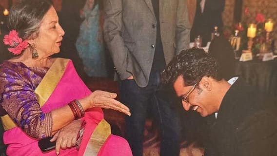 शबाना आज़मी ने विक्की कौशल संग शेयर की फोटो, 'उरी' एक्टर का शर्माते हुए रिएक्शन वायरल शबाना आज़मी ने विक्की कौशल संग शेयर की फोटो, 'उरी' एक्टर का शर्माते हुए रिएक्शन वायरल