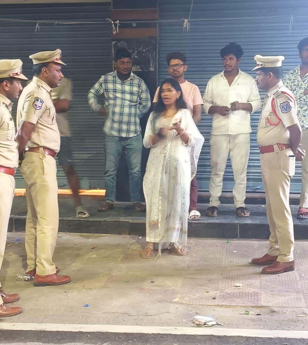 Women Safety In Hyderabad: వస్తావా.. నీ రేటెంత..? హైదరాబాద్ లో ఆకతాయిల బారినపడ్డ లేడీ ఐపీఎస్ ! వివాదంగా మారిన ఆపరేషన్