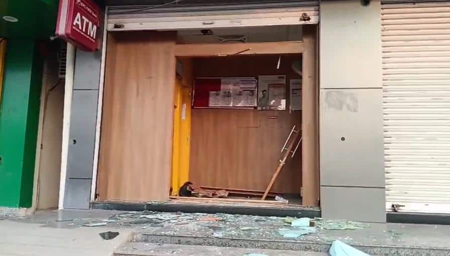 ATM Theft in Dharmavaram: ధర్మవరంలో ఏటీఎం మెషీన్‌ను ఎత్తుకెళ్లిన దొంగలు.. ఇలా ఉన్నారేంట్రా బాబు!
