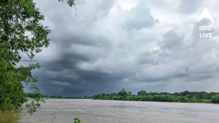 দক্ষিণবঙ্গের বাকি জেলাগুলিতে ৪০ থেকে ৫০ কিলোমিটার গতিবেগে দমকা বাতাসের সঙ্গে বজ্রবিদ্যুৎ-সহ বৃষ্টির সতর্কতা দিয়েছিল হাওয়া অফিস।