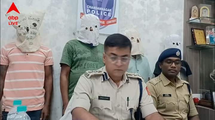 এই চার দুষ্কৃতীকে গ্রেফতারের সাথে এদের কাছে থাকা দুটি ওয়ান সাটার বন্দুক ও দুটি কার্তুজও বাজেয়াপ্ত করেছে পুলিশ, শ্রীরামপুর থানায় এক সাংবাদিক বৈঠকে ডি সি পি অর্নব বিশ্বাস এই কথা জানান।