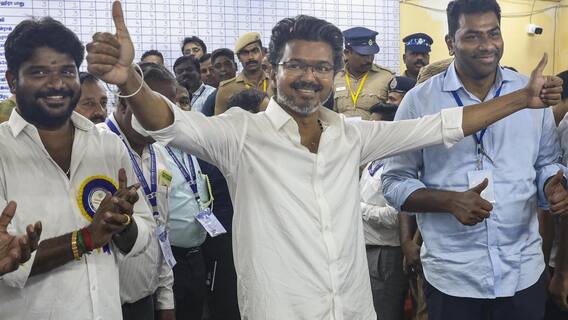 Tamilnadu Election Result 2026: तमिळनाडूत काँग्रेसची रणनीती बदलली, थलपती विजयला सिंहासनावर बसवण्यासाठी पहिला डाव टाकला, थेट टीव्हीके मुख्यालयात प्रदेशाध्यक्ष पोहोचले Tamilnadu Election Result 2026: तमिळनाडूत काँग्रेसची रणनीती बदलली, थलपती विजयला सिंहासनावर बसवण्यासाठी पहिला डाव टाकला, थेट टीव्हीके मुख्यालयात प्रदेशाध्यक्ष पोहोचले