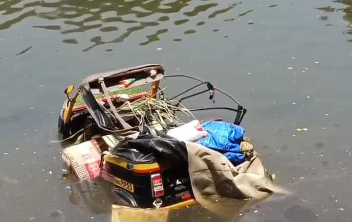 दरम्यान, या अपघातात रिक्षाचा देखील चेंदामेंदा झाल्याचं पाहायला मिळत असून पोलिसांनी घटनास्थळी पोहोचून पंचनामा केलाय