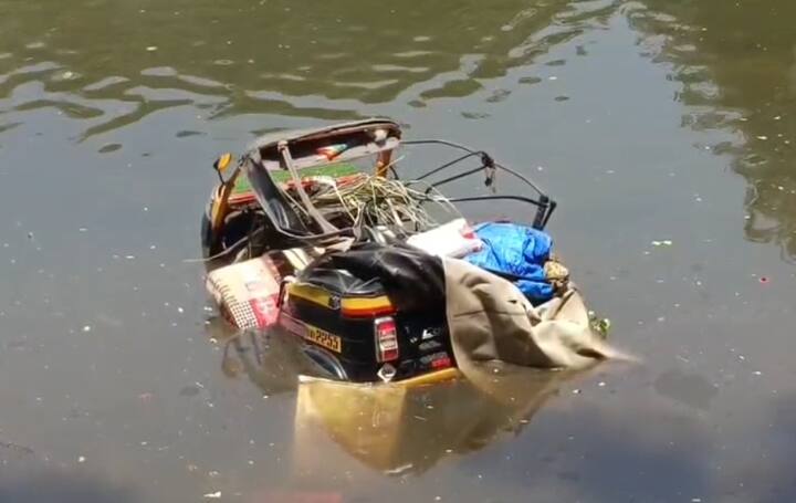 रिक्षाचालक रस्त्यावर पडलेल्या खड्ड्यातून स्वत:ला वाचविण्यासाठी गेला असता थेट भोगावती नदीत कोसळून मृत्यू पावल्याची घटना घडली आहे.
