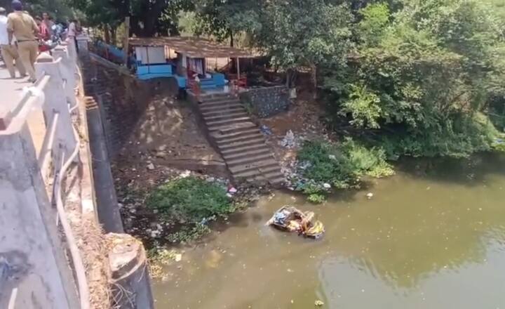 भोगावती नदीवरील पुलावर पडलेले खड्डे आणि नादुरुस्त अवस्थेत असणारे संरक्षित कठडे, यामुळे रिक्षा थेट खोल नदीत कोसळली.