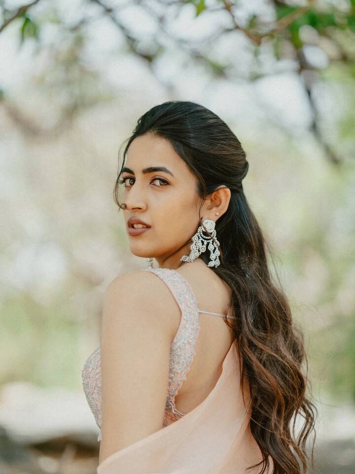 ముద్దపప్పు ఆవకాయ అనే వెబ్ సిరీస్ లో నటిస్తూ నిర్మించింది నిహారిక. ప్రస్తుతం వరుణ్ తేజ్ తో బరి అనే మూవీ నిర్మాణంలో ఉంది