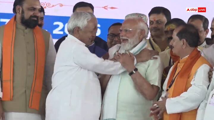शपथ ग्रहण के बाद जब पीएम मोदी, सीएम सम्राट चौधरी मंच पर थे उस दौरान राज्यसभा सांसद नीतीश कुमार भी वहीं थे. पीएम से मिलते ही उन्होंने उनके कंधे पर हाथ रखा. इसके बाद हाथ मिलाया.