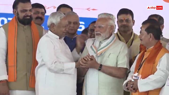 पीएम मोदी ने भी नीतीश कुमार का अभिवादन किया. इसके बाद नीतीश कुमार ने बिहार के दोनों उप मुख्यमंत्रियों की मुलाकात पीएम से कराई.