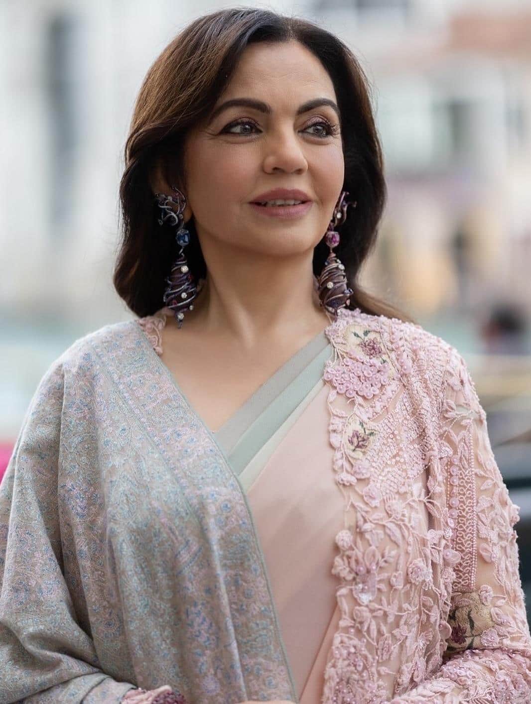 शिफॉन- जॉर्जेट साड़ी और सोजनी शॉल, नीता अंबानी ने अपने रॉयल अंदाज से ढाया कहर, तस्वीरें वायरल